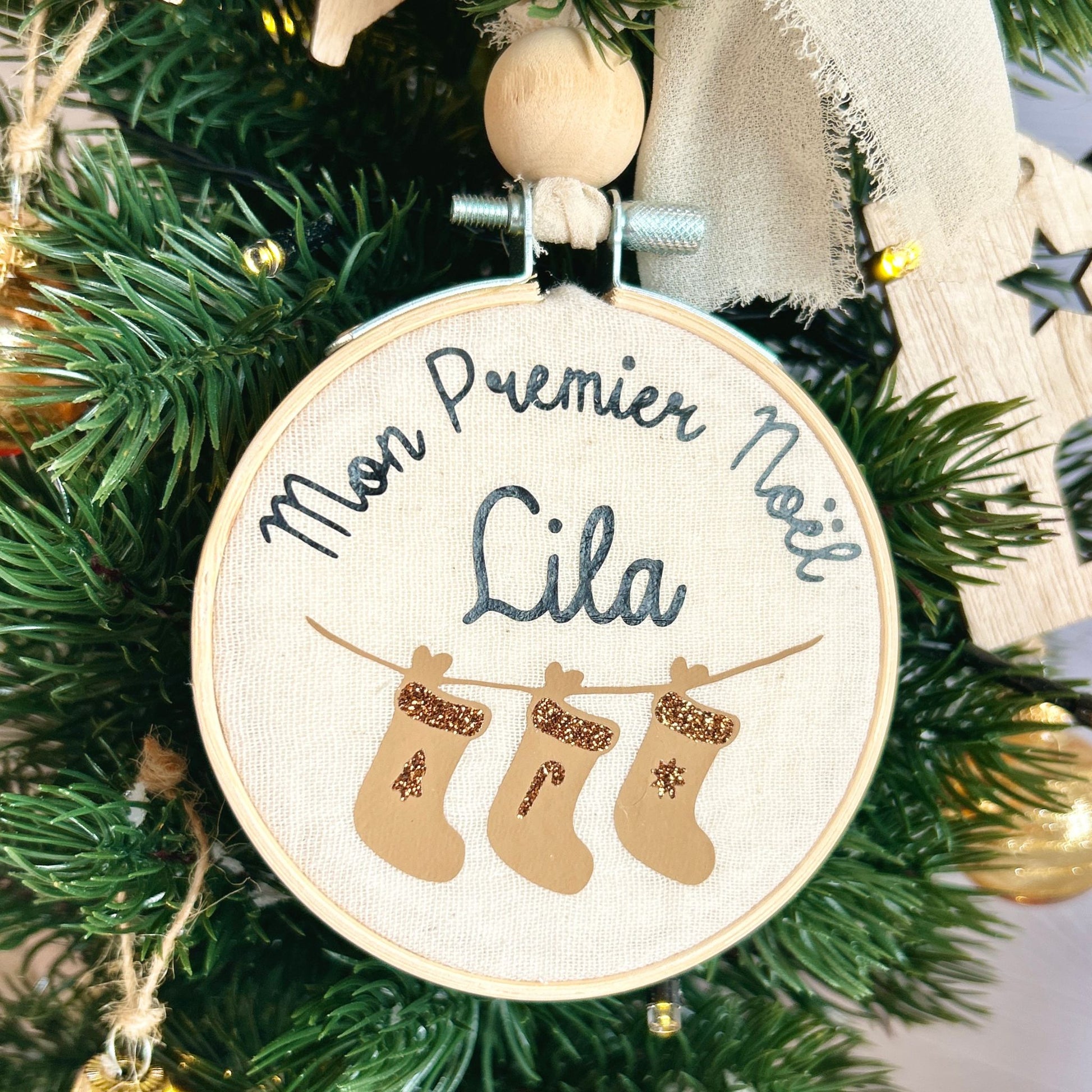 Boule mon premier Noël, personnalisée avec le prénom de bébé, accrochée au sapin pour célébrer les fêtes de fin d'année.