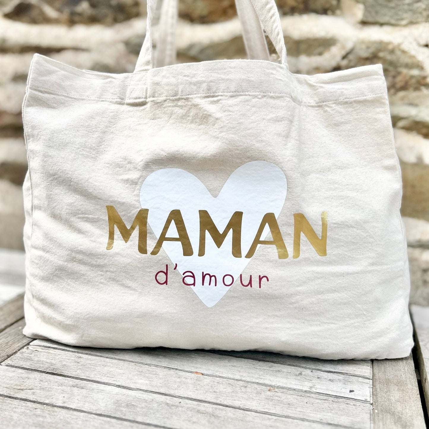 Sac maman d’amour avec design épuré et couleur naturelle, accessoire pratique pour maman au quotidien.