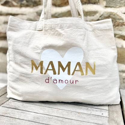 Sac maman d’amour avec design épuré et couleur naturelle, accessoire pratique pour maman au quotidien.