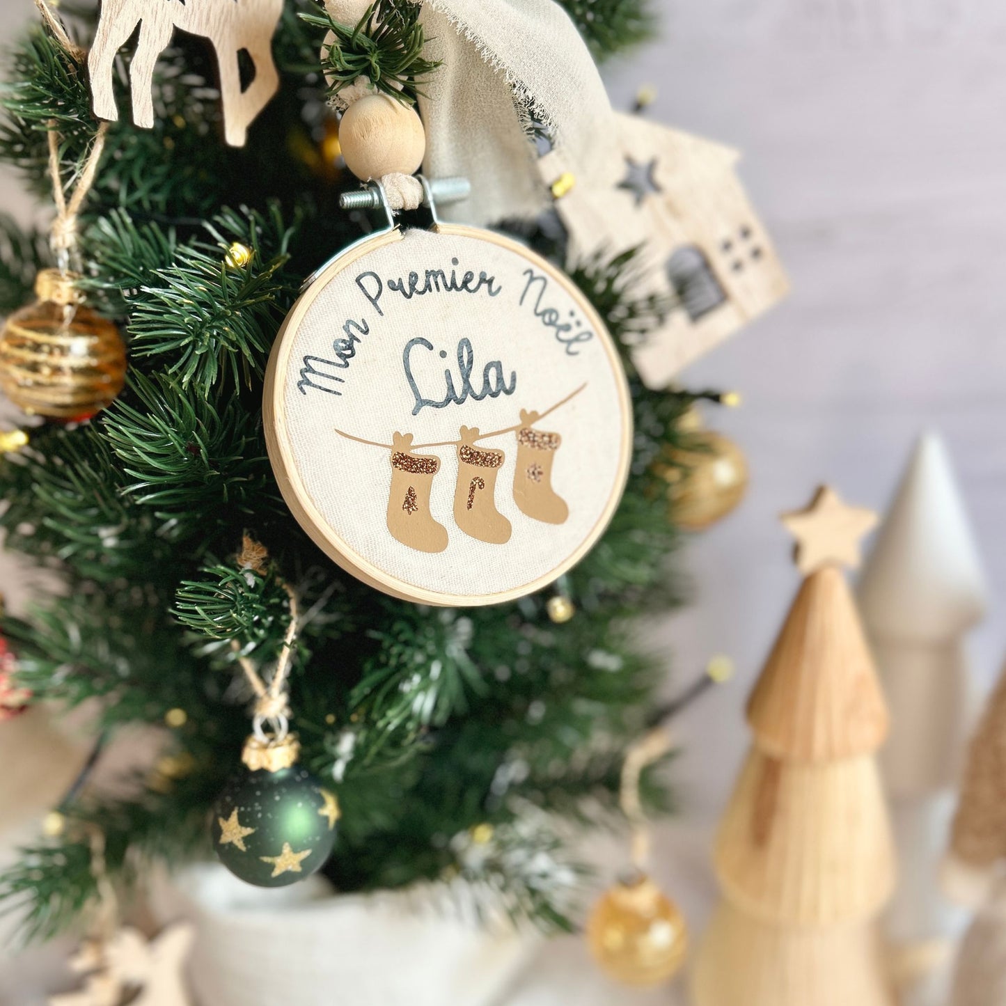 Boule de Noël, réalisée sur un cercle à broder, avec un tissus en gaz de coton et la personnalisation du prénom de bébé en flocage.