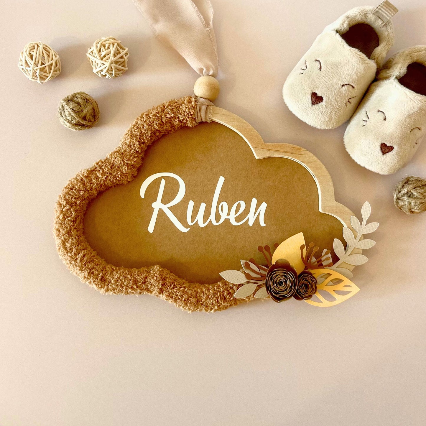 Idée de cadeau de naissance artisanal fabriqué à Hyères en bois naturel et fleurs papier.