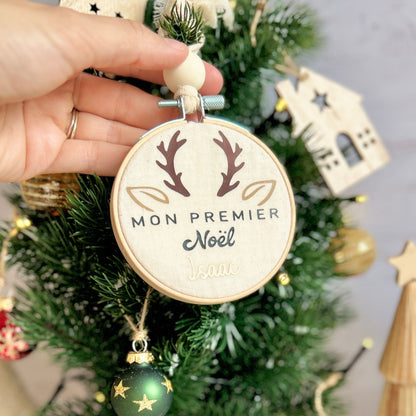 Détails de la boule mon premier Noël, personnalisée avec le prénom de bébé, suspendue dans le sapin et à offrir en cadeau de naissance.