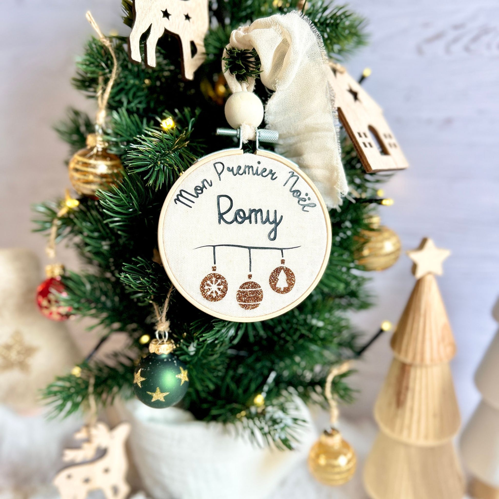 Boule de Noël en tissu avec la mention mon premier Noël et personnalisée avec le prénom de bébé.