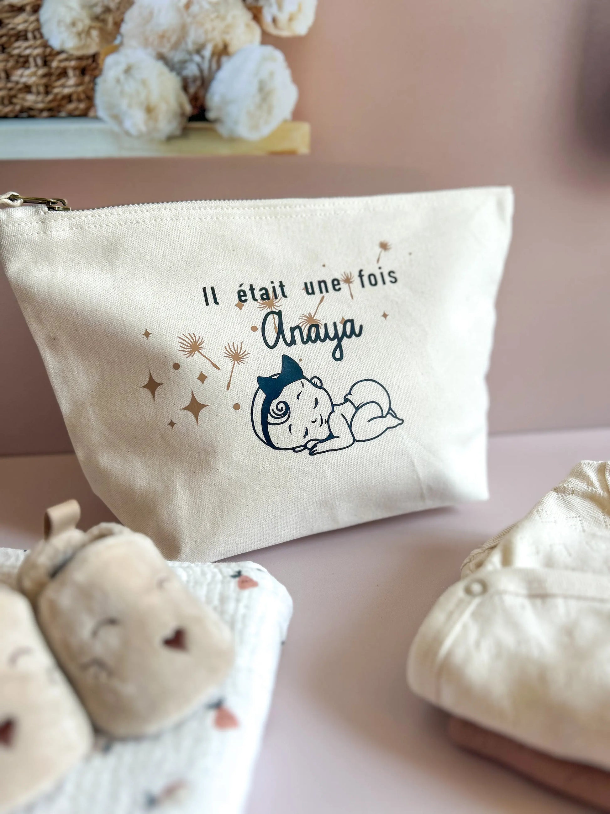 Trousse maternité personnalisée avec prénom, pour bébé fille, en coton écru avec illustration douce et minimaliste.