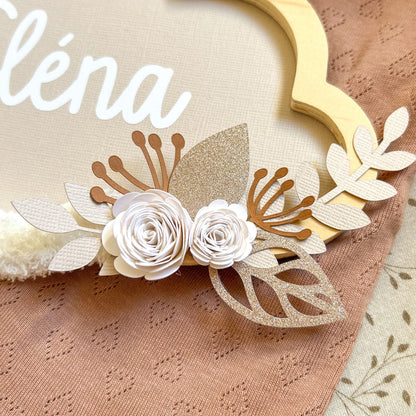 Détails des fleurs qui compose la suspension murale à offrir en cadeau de naissance personnalisé avec le prénom de bébé pour la décoration de la chambre.