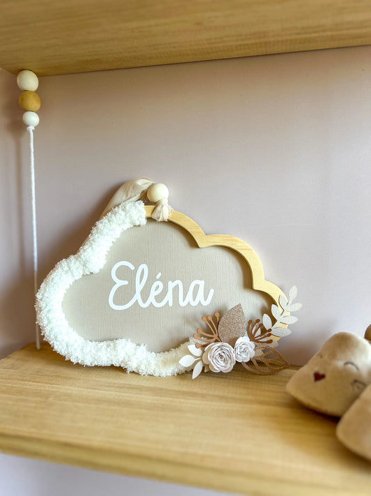 Couronne murale en forme de nuage beige, personnalisée avec le prénom de bébé.