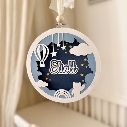 Cadre personnalisé avec le prénom de bébé pour la décoration de chambre, effet relief avec ciel étoilé, nuages et montgolfière.