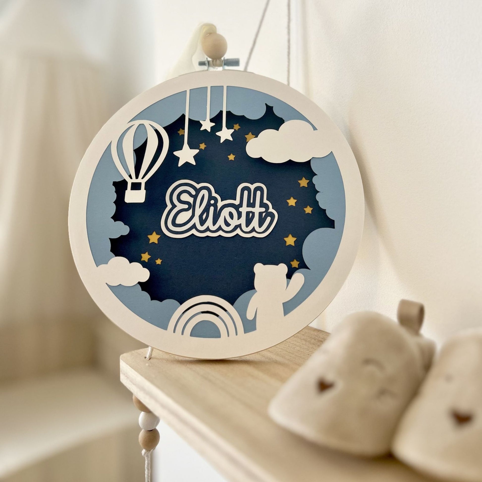 Cadre rond en relief avec nuage, étoiles et montgolfière pour décoration chambre bébé personnalisée à offrir en cadeau de naissance original.