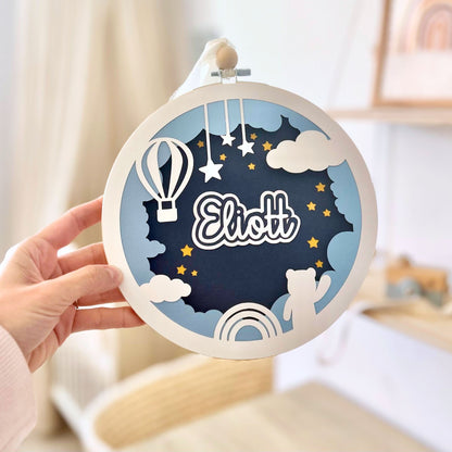 Cadre relief personnalisé avec prénom bébé, décoration murale poétique pour chambre de bébé garçon, avec montgolfière et nuages.