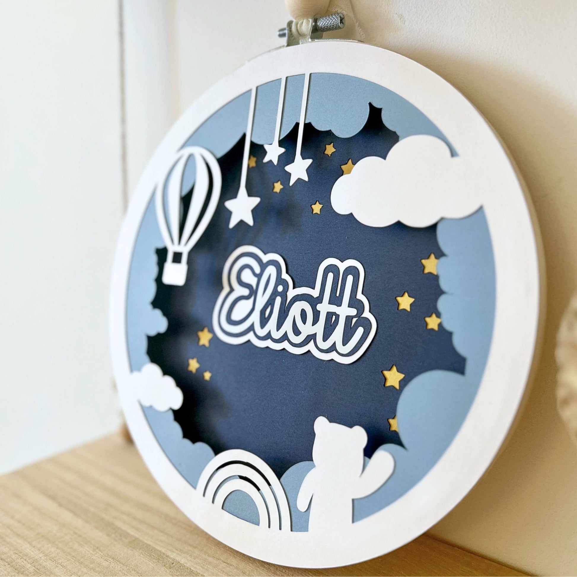 Détail du cadre relief personnalisé avec prénom, création artisanale pour cadeau naissance bébé