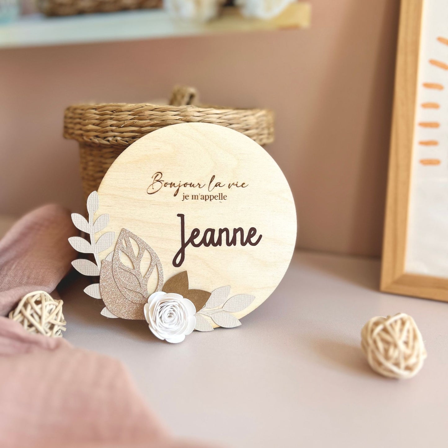 Carte étape en bois spéciale naissance, personnalisée avec le prénom de bébé et décorée avec des fleurs beige et marron.