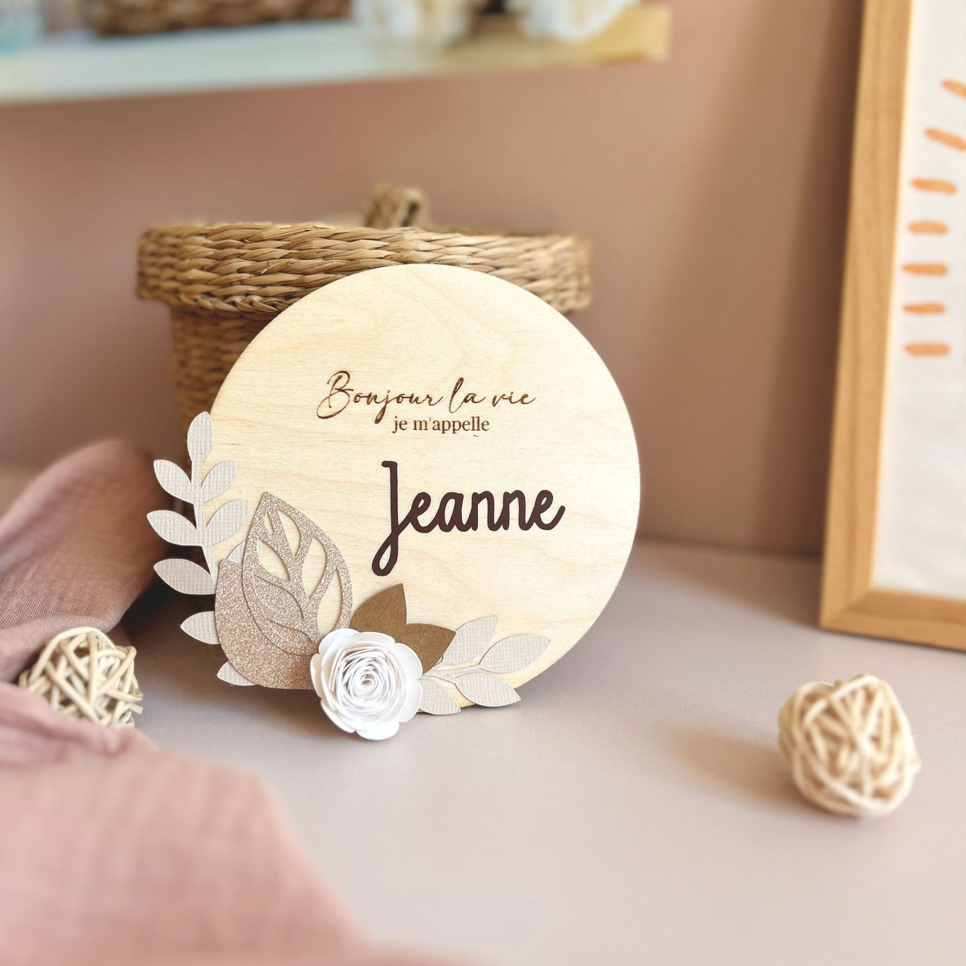 Carte étape en bois spéciale naissance, personnalisée avec le prénom de bébé et décorée avec des fleurs beige et marron.