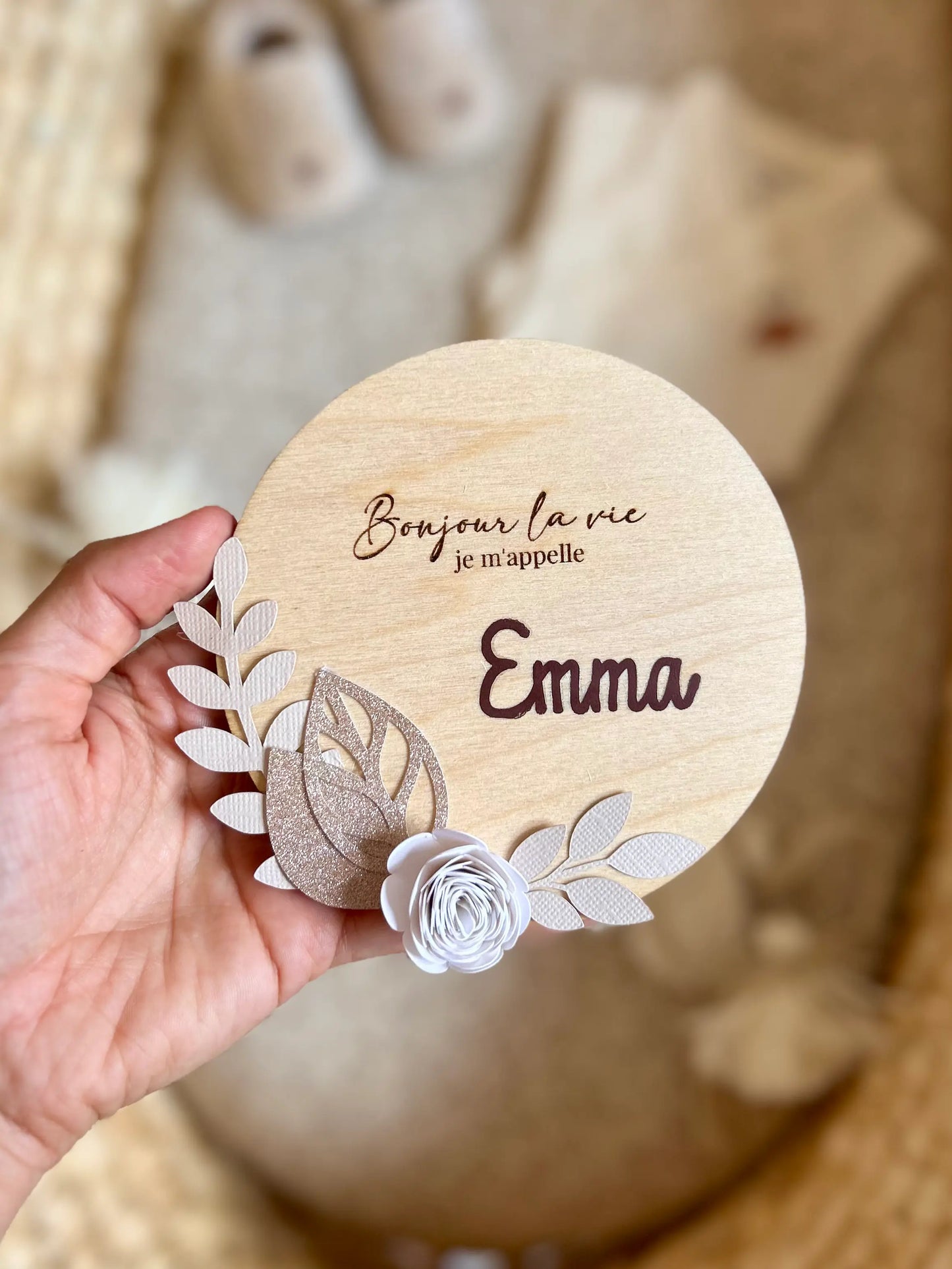 Carte de naissance en bois personnalisée avec prénom, idéale pour photo souvenir à la maternité.