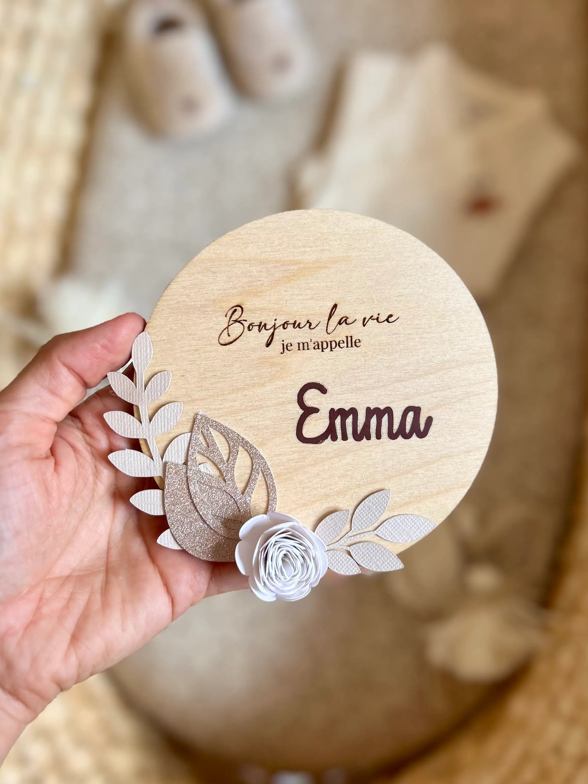 Carte de naissance en bois personnalisée avec prénom, idéale pour photo souvenir à la maternité.