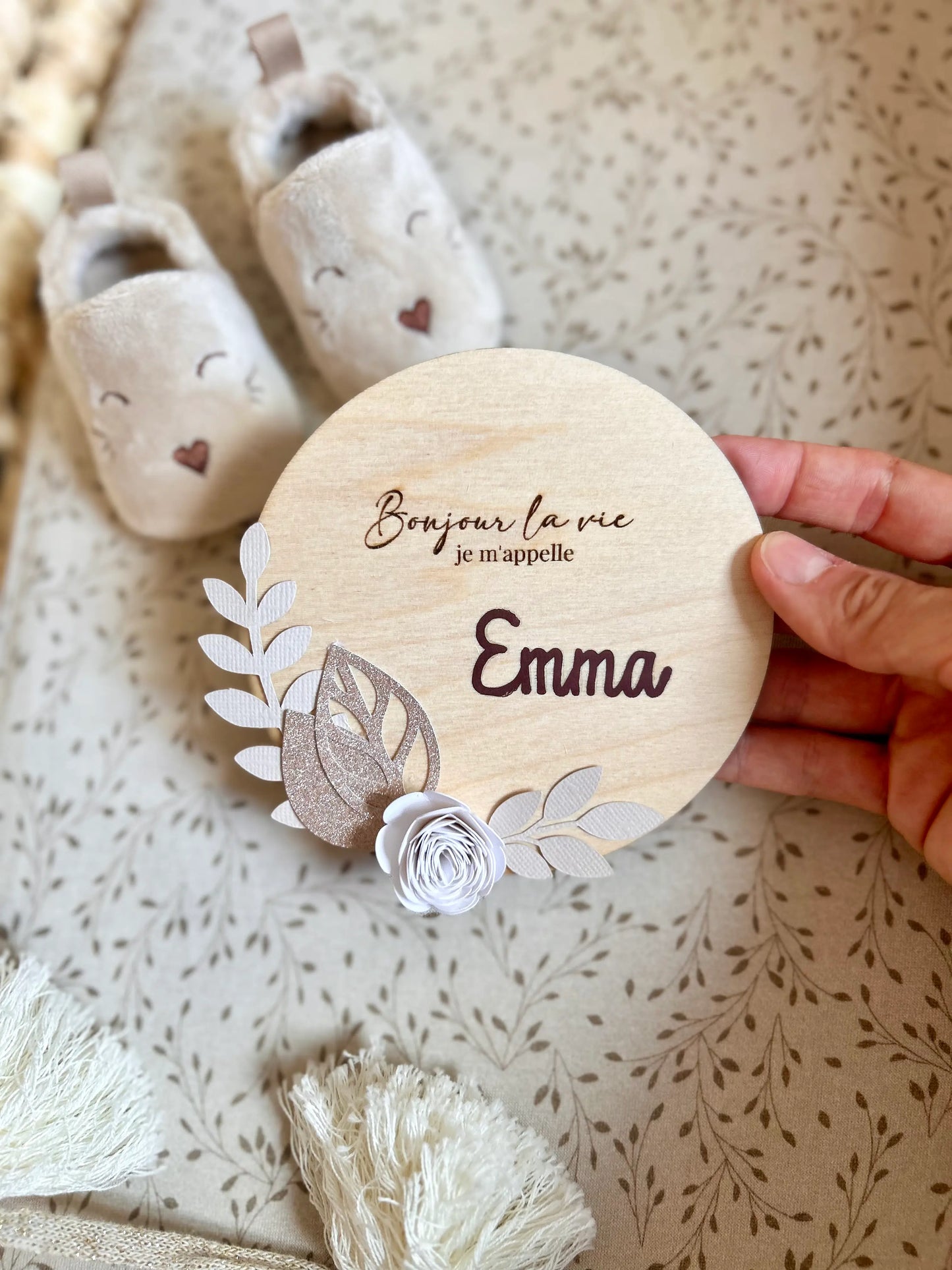 Pancarte ronde en bois gravée avec prénom de bébé, pour annoncer la naissance de façon unique.