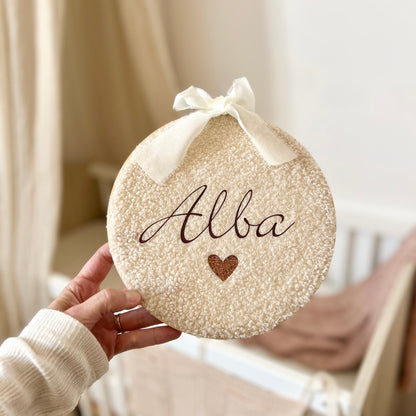 Cercle à broder personnalisé avec le prénom de l’enfant dans une décoration chambre bébé douce et naturelle. Cadeau de naissance original. 