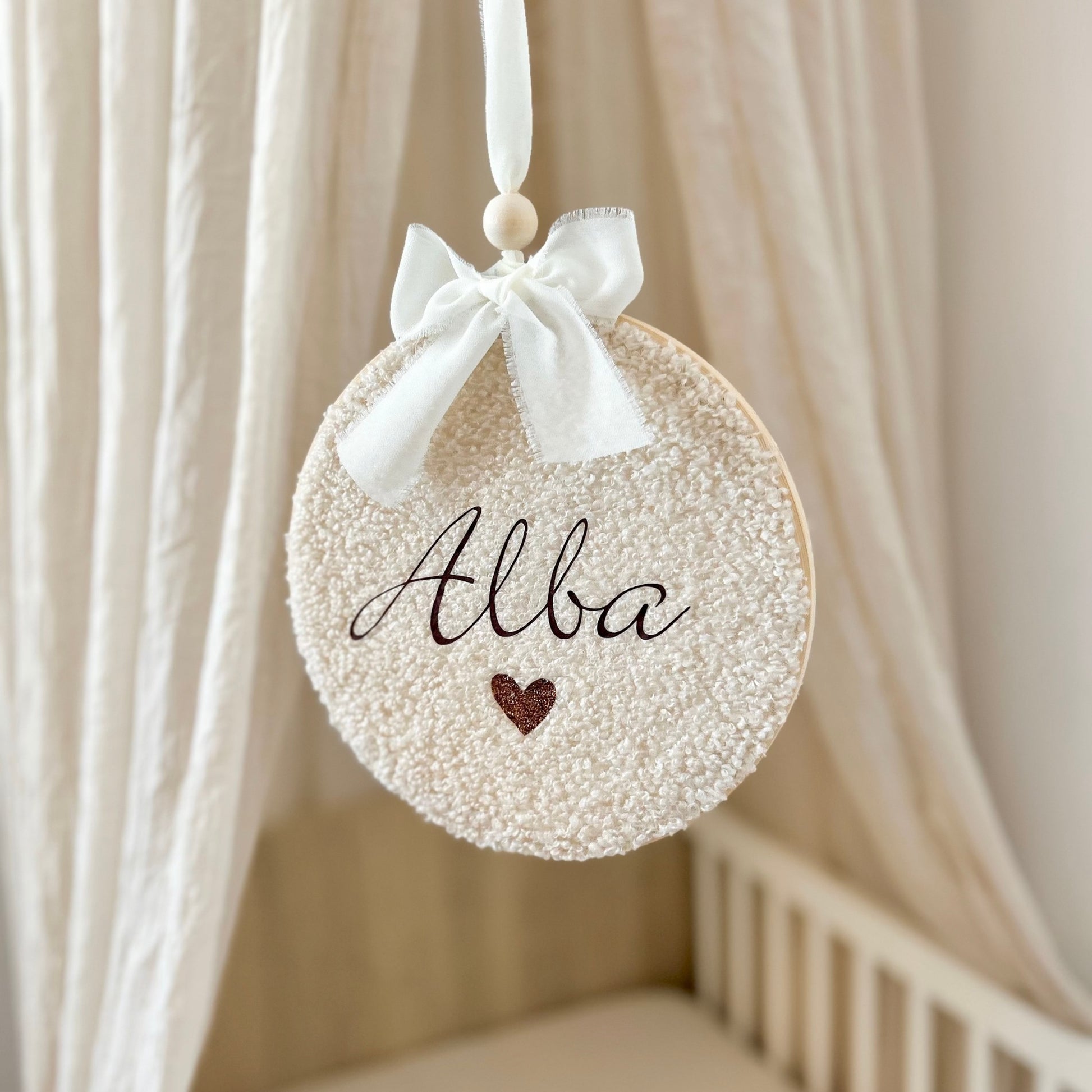 Cercle à broder personnalisé effet nounours avec prénom bébé pour décoration chambre bébé.