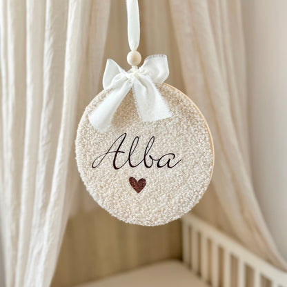 Cercle à broder personnalisé effet nounours avec prénom bébé pour décoration chambre bébé.