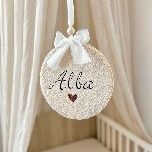 Cercle à broder personnalisé effet nounours avec prénom bébé pour décoration chambre bébé.