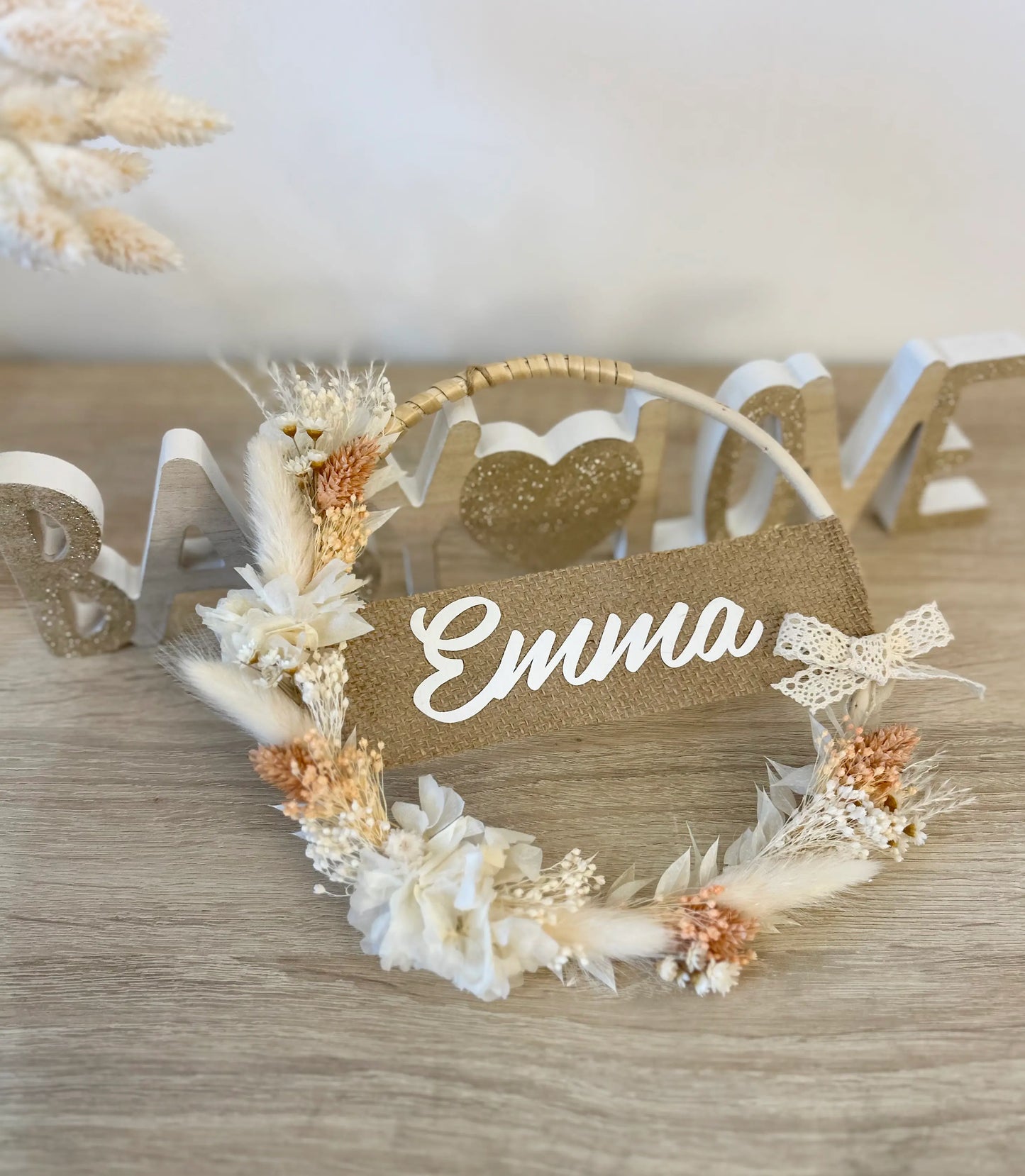 Couronne en osier avec fleurs séchées roses et beiges, personnalisée avec le prénom de bébé, parfait pour la décoration de la chambre du nouveau-né.