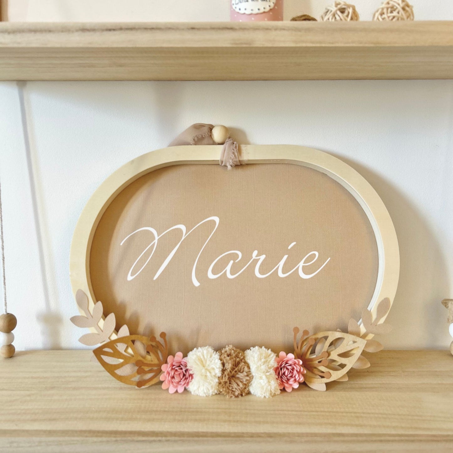 Couronne de naissance personnalisée en bois fabriquée artisanalement à Hyères, cadeau de naissance unique.