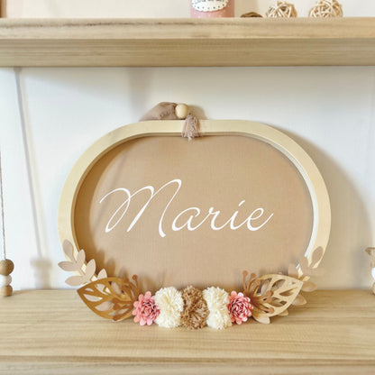 Couronne de naissance personnalisée en bois fabriquée artisanalement à Hyères, cadeau de naissance unique.