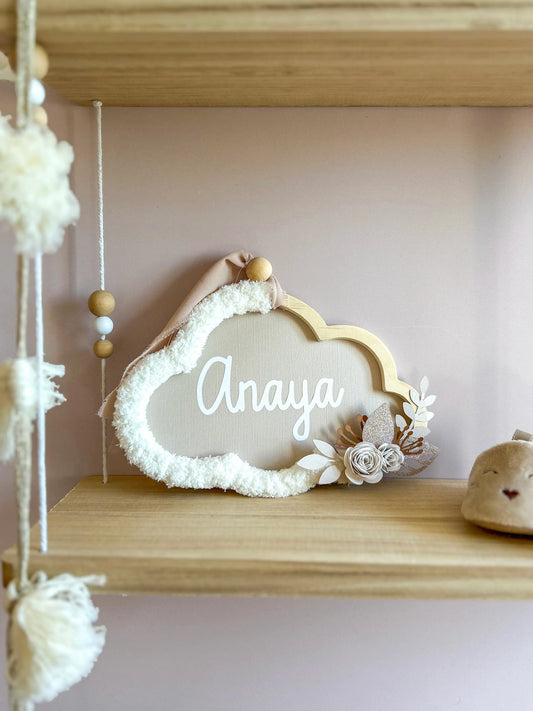 Nuage mural beige personnalisé avec le prénom de bébé, décoration poétique pour chambre enfant ou cadeau de naissance.