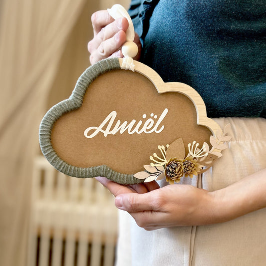 Nuage en bois et prénom bébé personnalisé, idéal pour une décoration tendance 2026 et un cadeau de naissance original.