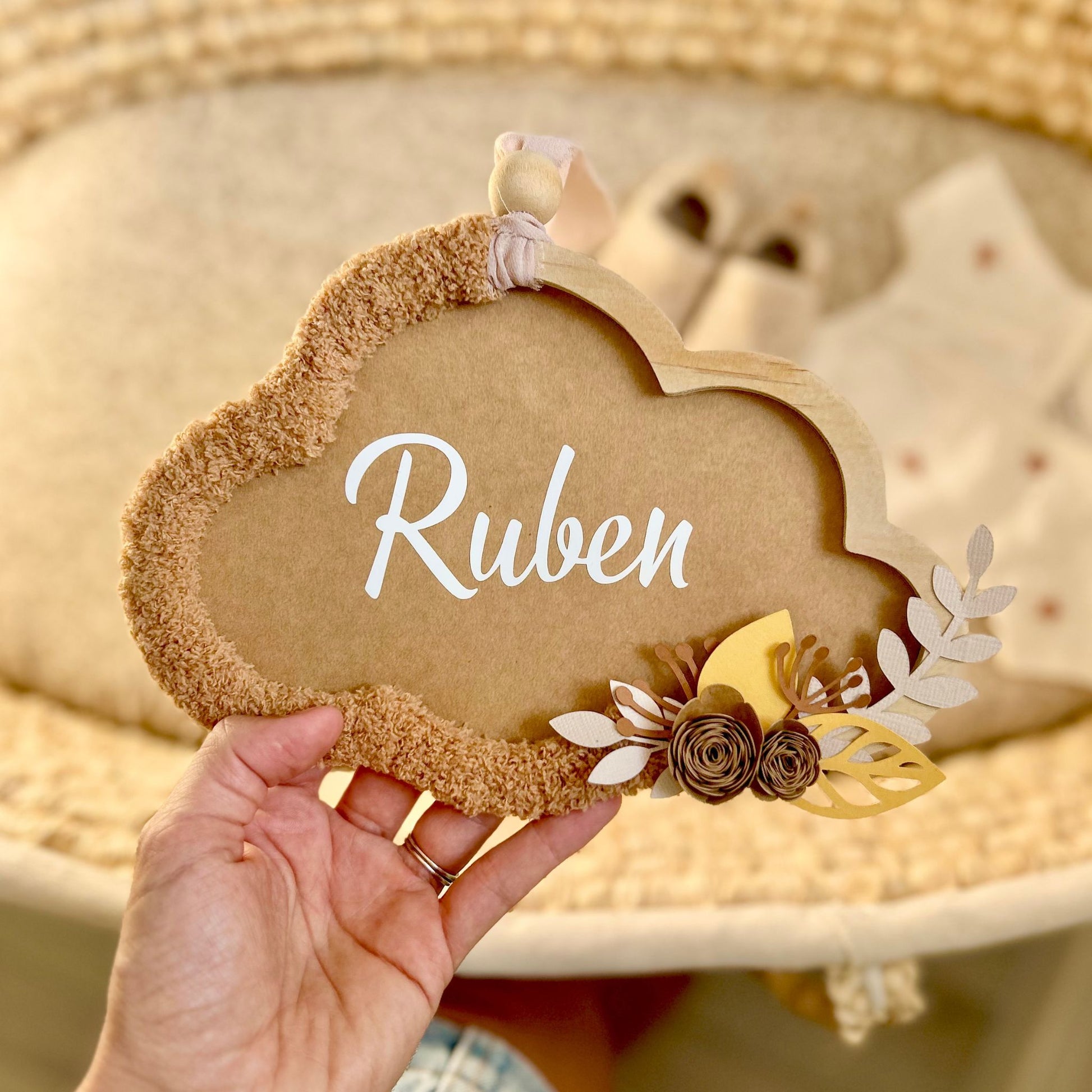 Décoration murale thématique savane pour chambre de petit garçon aux teintes chaudes.