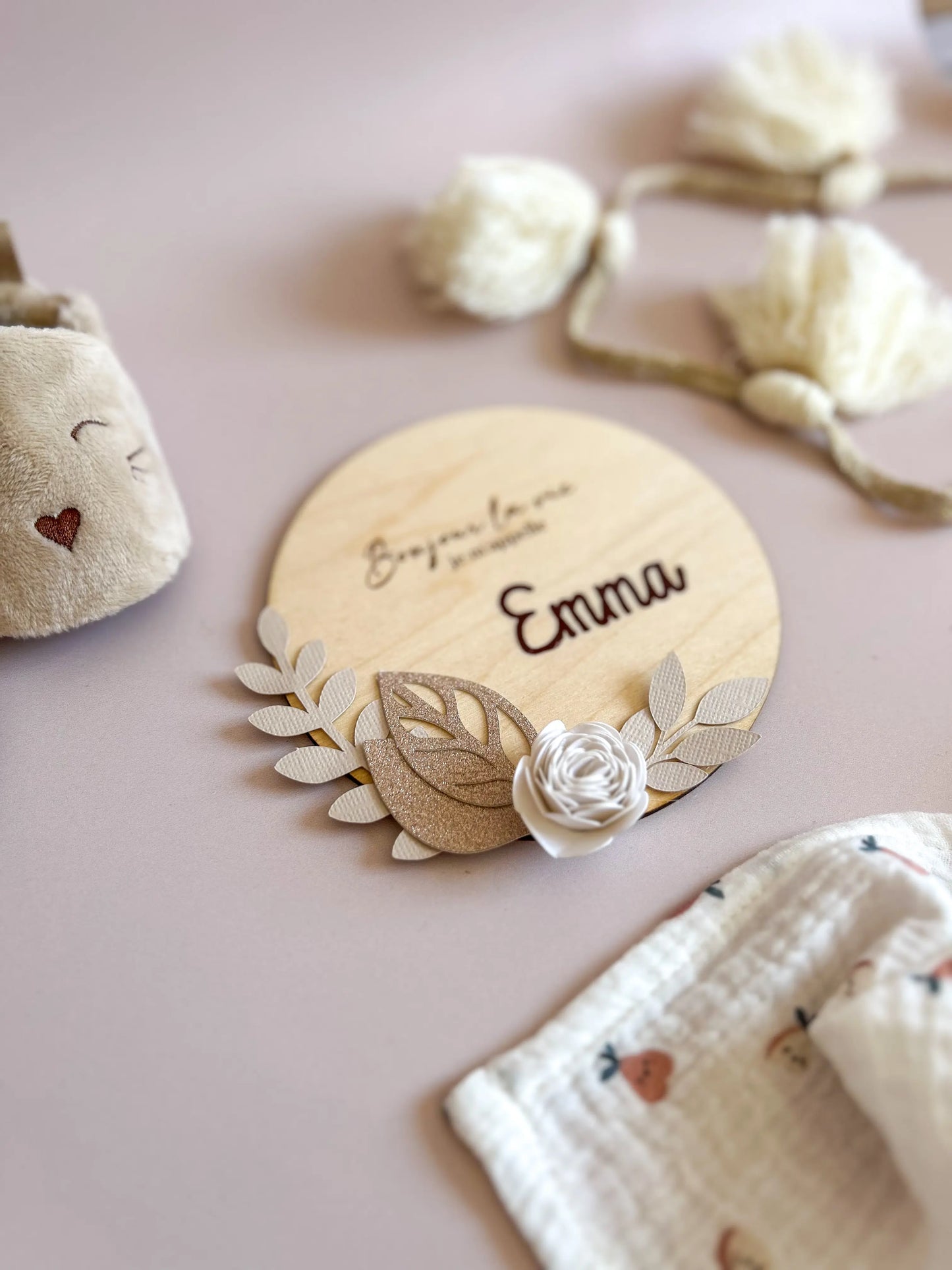 Carte étape en bois gravée avec prénom, pour immortaliser la première photo de naissance.