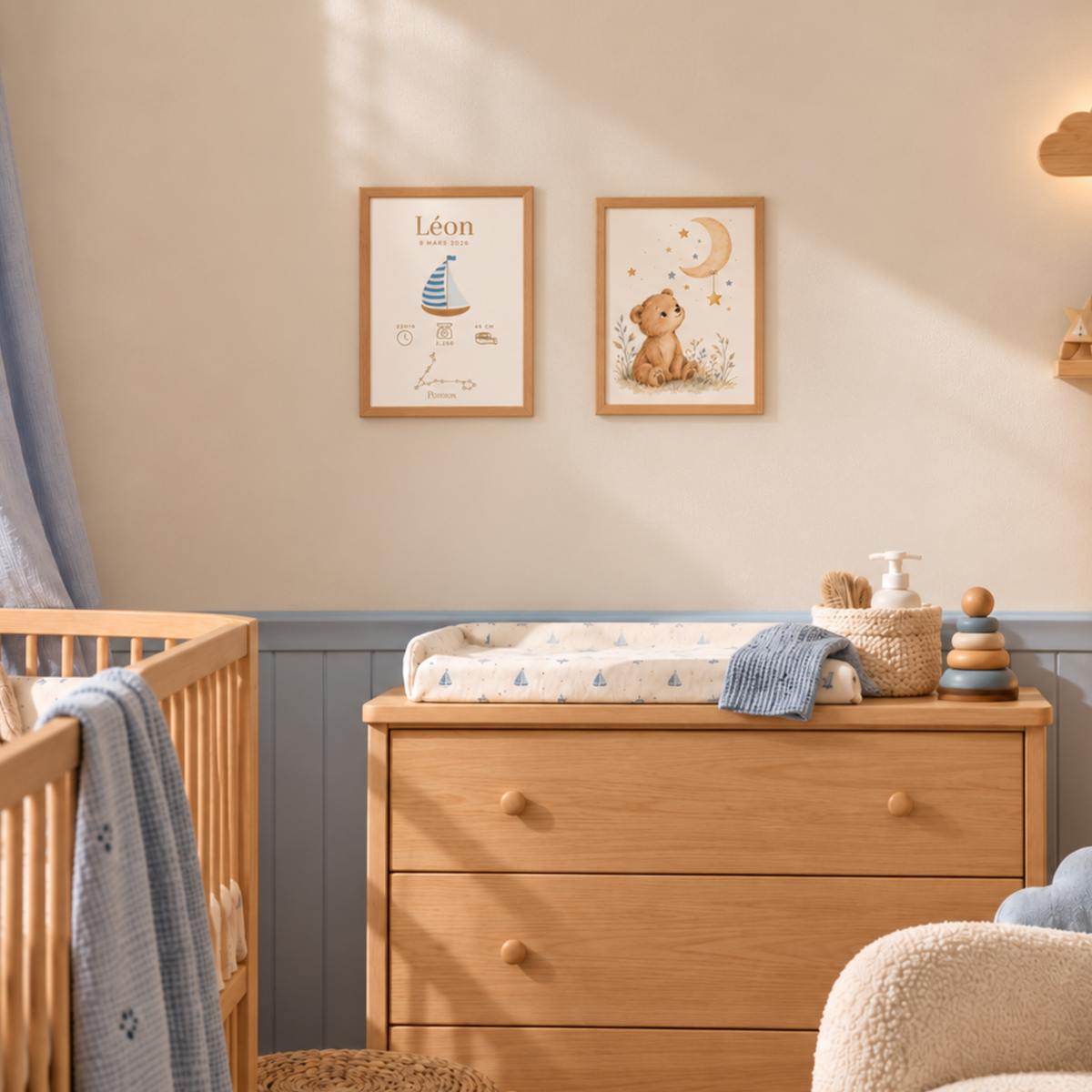 Affiche de naissance garçon avec prénom intégrée à une décoration de chambre de bébé en bleu, beige, gris et bois