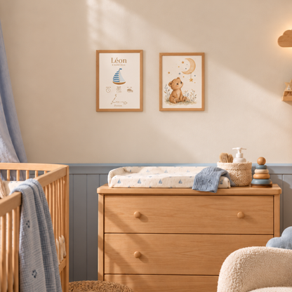 Affiche de naissance garçon avec prénom intégrée à une décoration de chambre de bébé en bleu, beige, gris et bois
