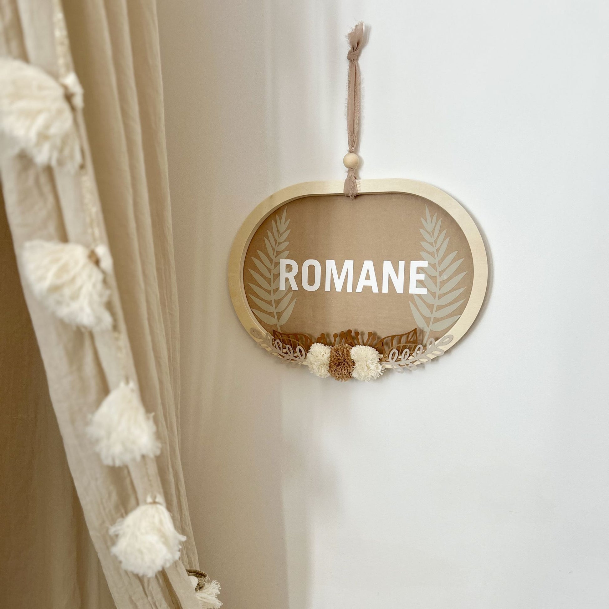 Décoration murale chambre bébé avec cadre ovale personnalisé avec le prénom, ambiance bohème naturelle et chaleureuse.