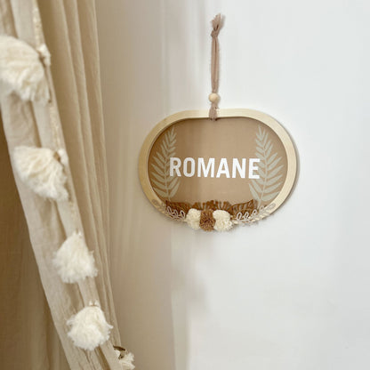 Décoration murale chambre bébé avec cadre ovale personnalisé avec le prénom, ambiance bohème naturelle et chaleureuse.