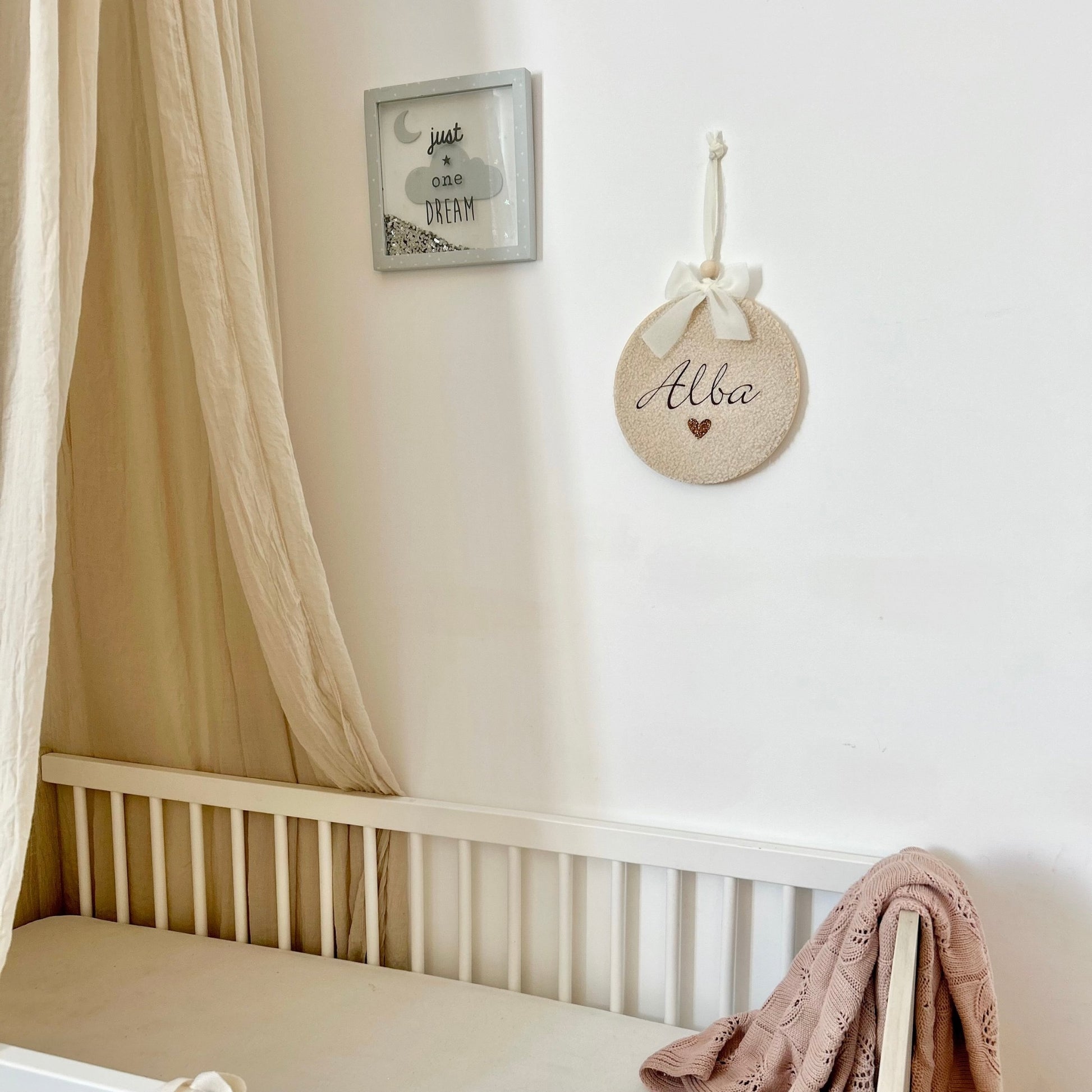 Décoration murale bébé en tissu bouclette avec cercle à broder personnalisé et prénom.