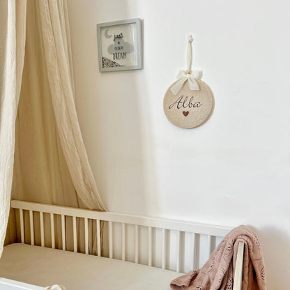 Décoration murale bébé en tissu bouclette avec cercle à broder personnalisé et prénom.