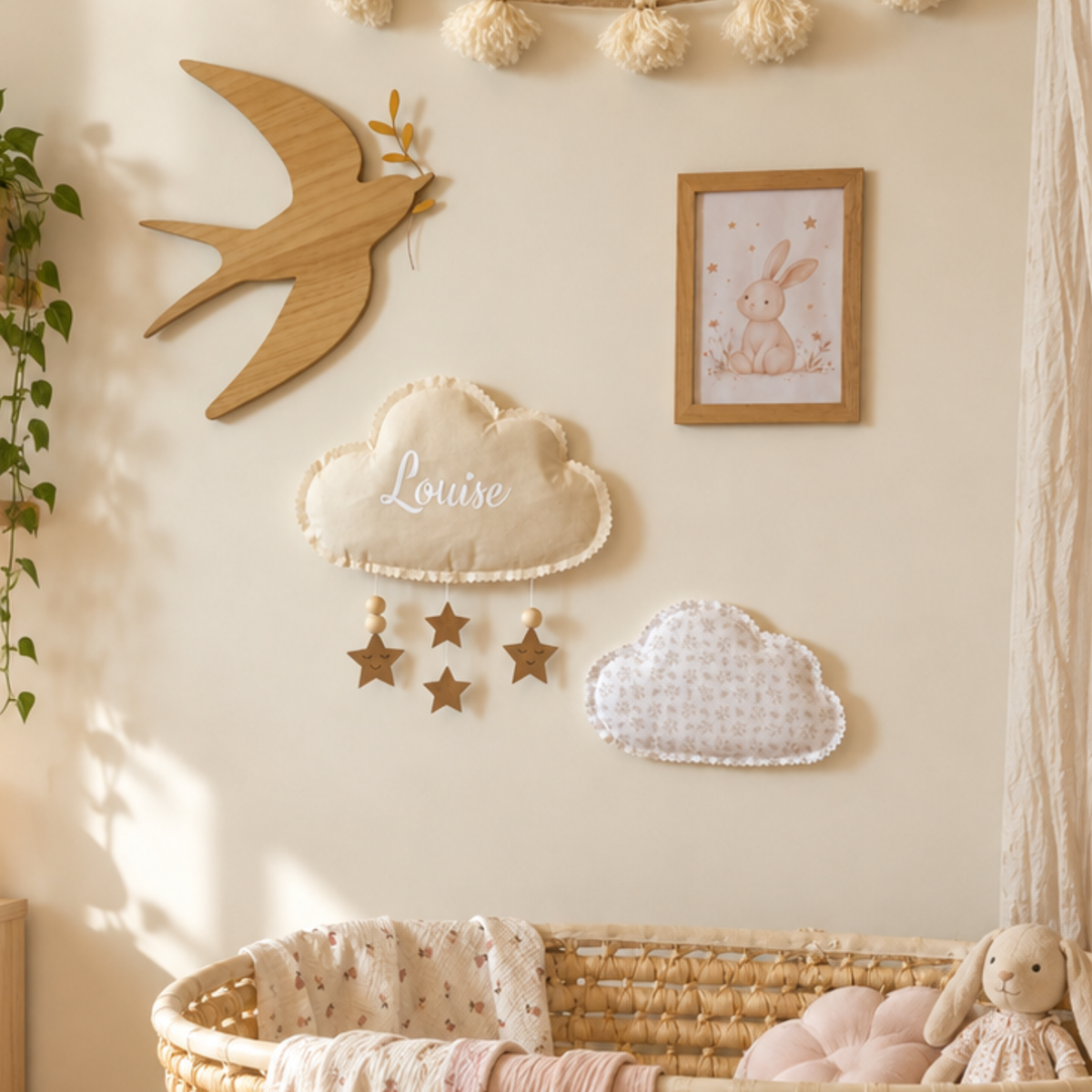 Duo de nuages en tissu personnalisé avec prénom dans un chambre de bébé aux tons beige et bois