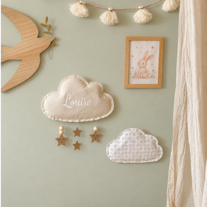 Duo de nuages en tissu personnalisé sur un mur vert sauge dans une chambre de bébé