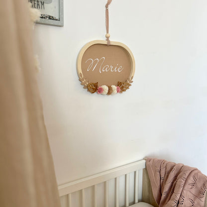 Décoration murale personnalisable selon les couleurs de la chambre de bébé, création artisanale française, pour cadeau de naissance unique.