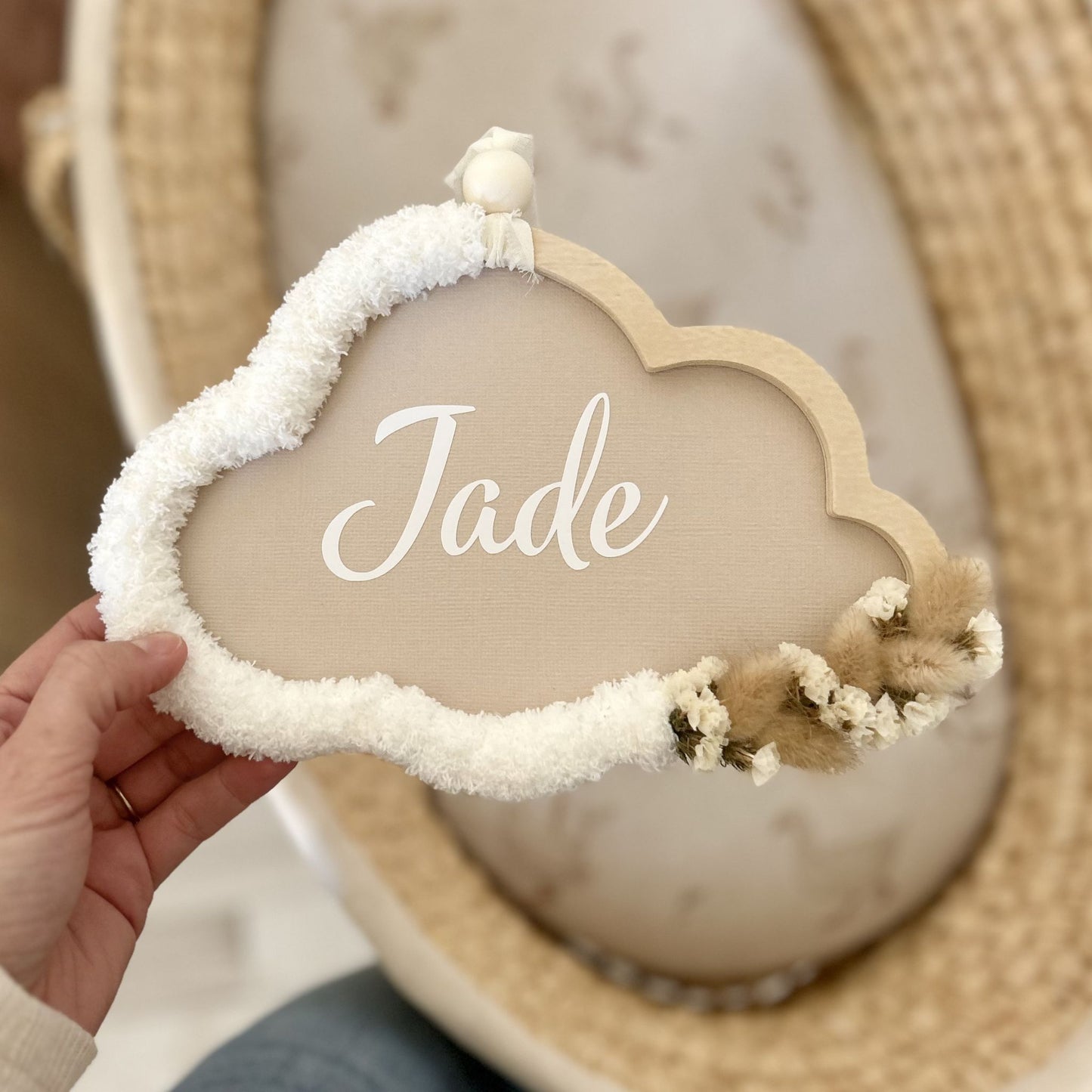 Décoration murale saine nuage fleurs séchées bio coloris écru signé Petit Polisson, parfait pour un cadeau de naissance sain.