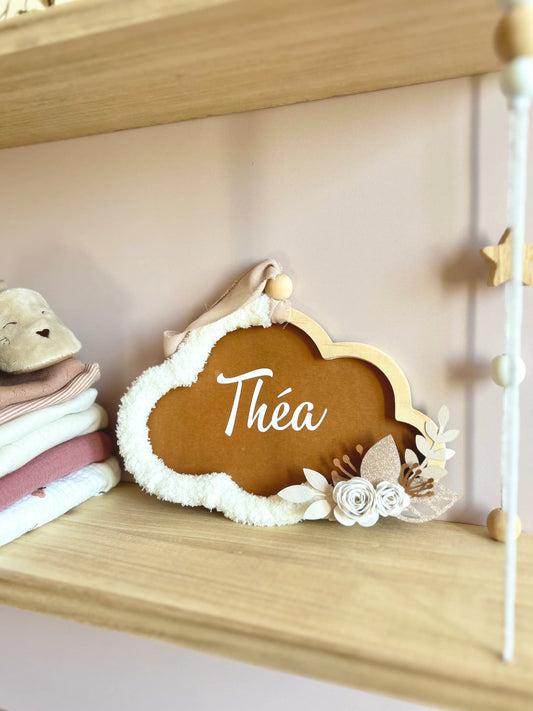 Nuage personnalisé fond marron pour chambre de bébé, prénom à accrocher, déco poétique inspirée fleurs séchées.