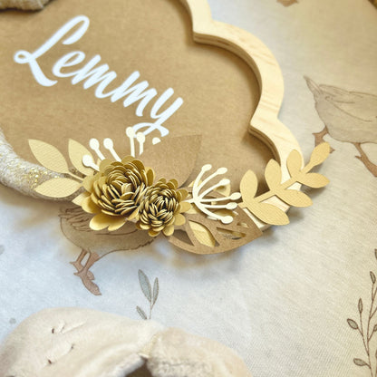 Détail des fleurs en papier ocre et kraft sur nuage personnalisé Petit Polisson, fait main à Hyères.