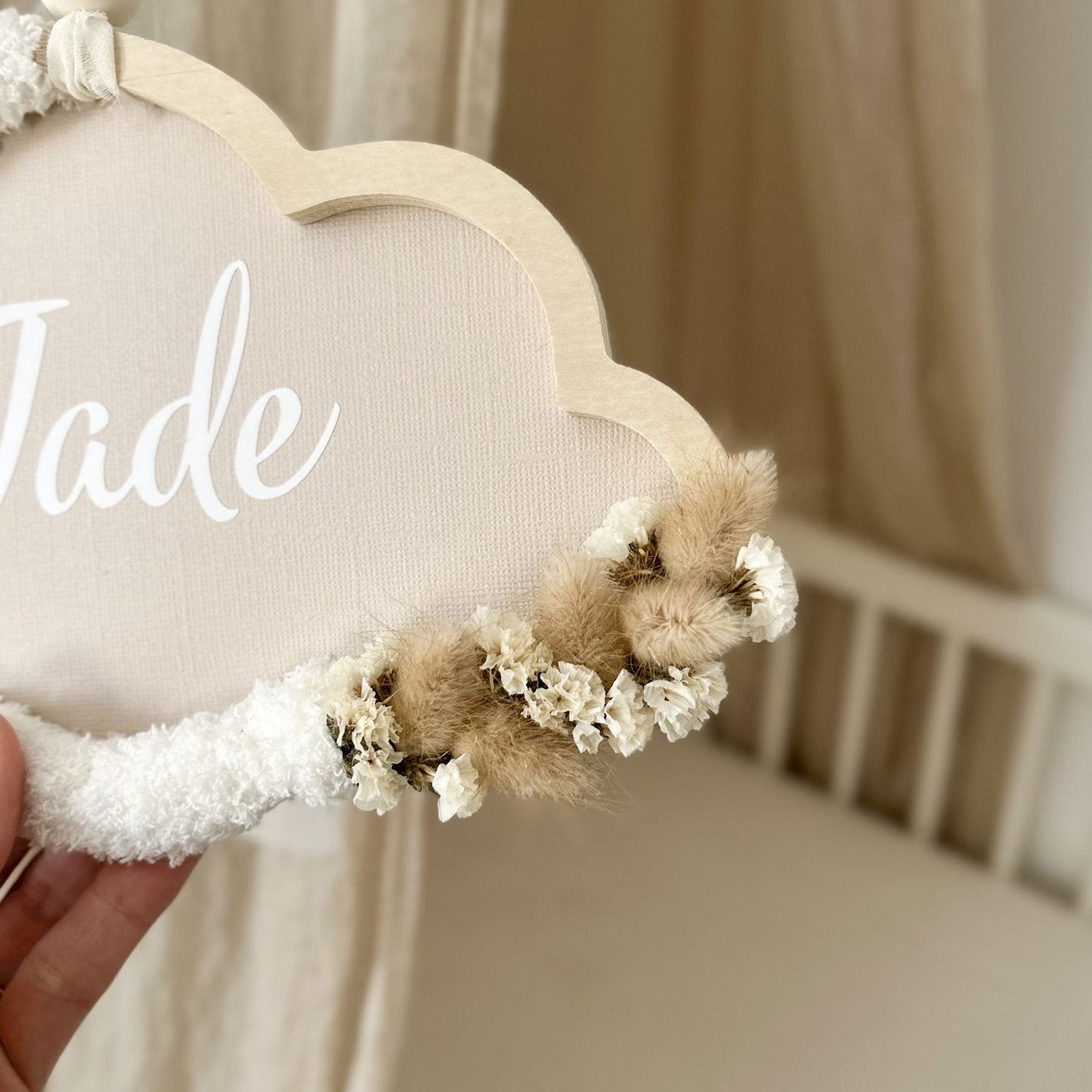 Gros plan sur les fleurs séchées bio sans pesticides décorant un nuage prénom écru Petit Polisson.