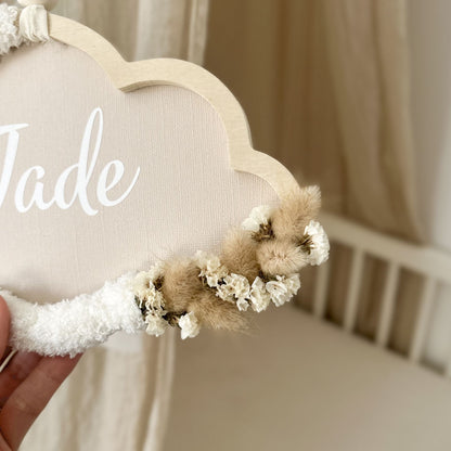 Gros plan sur les fleurs séchées bio sans pesticides décorant un nuage prénom écru Petit Polisson.