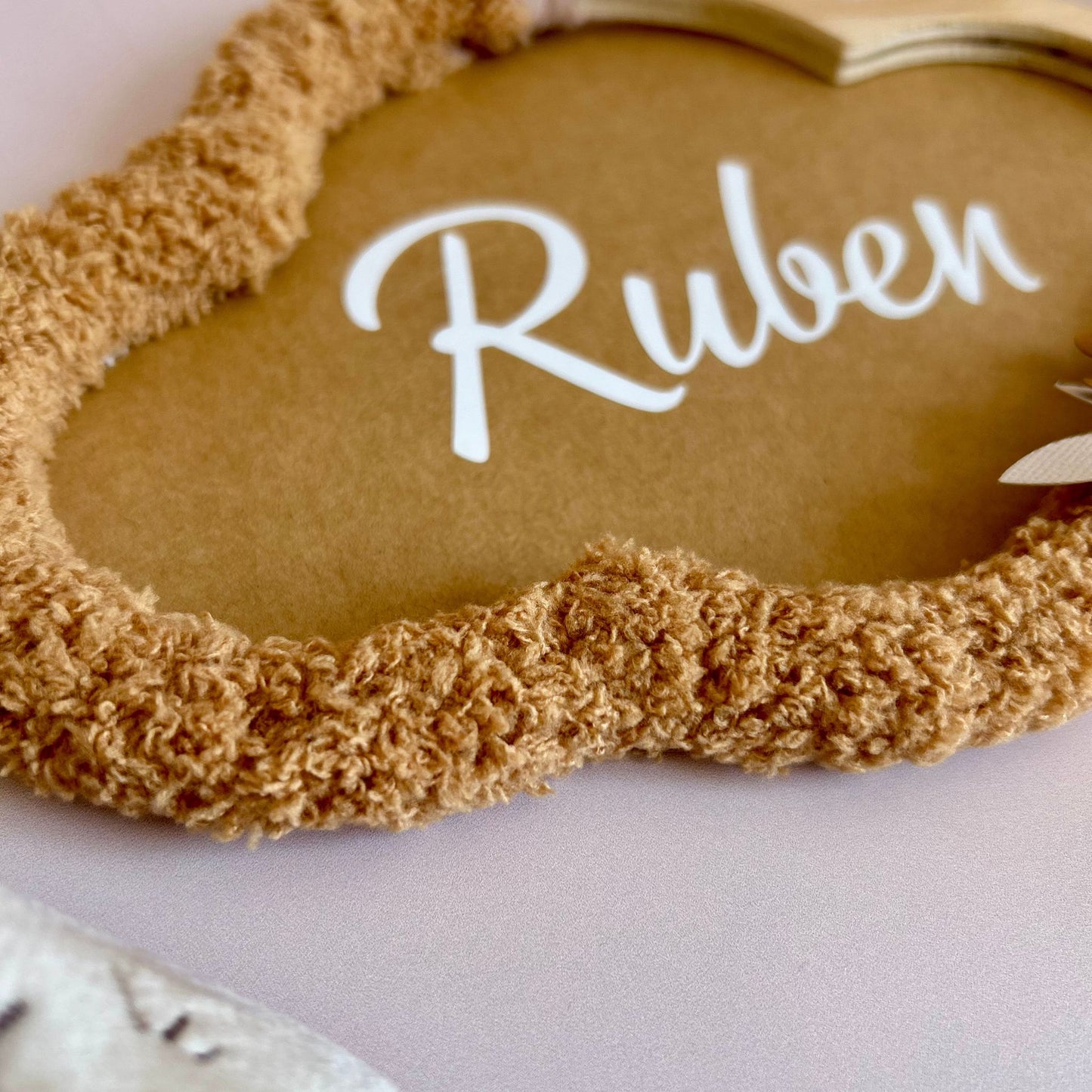 Détail de la laine couleur miel qui habille de nuage en bois, pour un objet de décoration fait main dans le Var idéal en cadeau de naissance personnalisé.