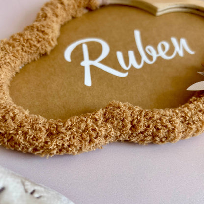 Détail de la laine couleur miel qui habille de nuage en bois, pour un objet de décoration fait main dans le Var idéal en cadeau de naissance personnalisé.