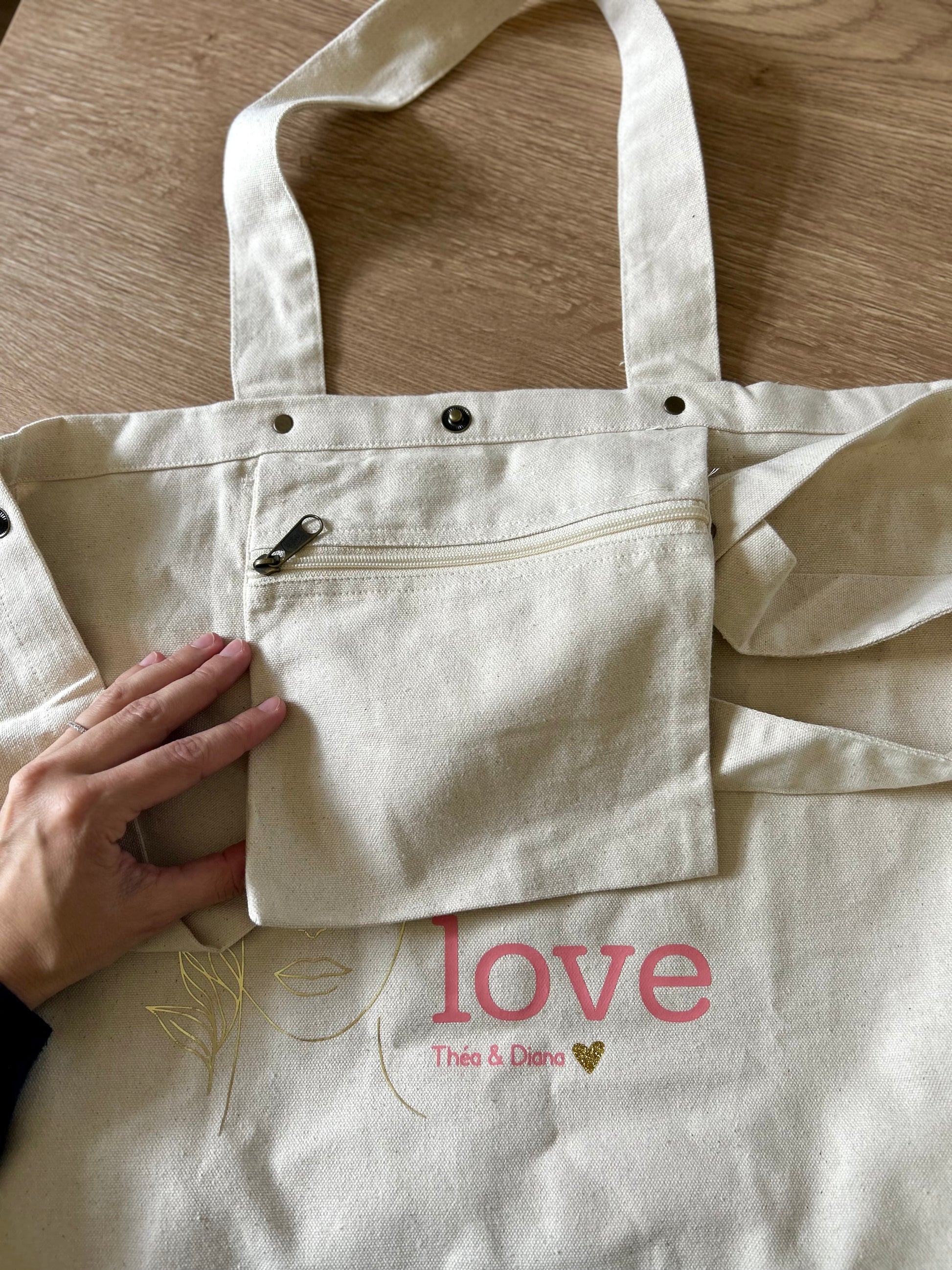 Détail de la poche intérieur du sac mama love de la collection fête des mères.