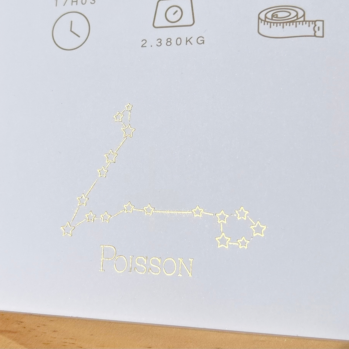 Détail de la dorure réalisée sur la constellation de l'affiche de naissance personnalisée pour bébé