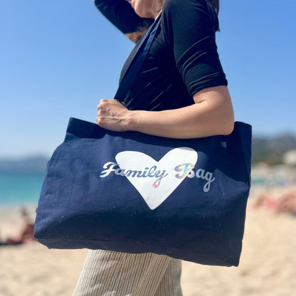 Cabas famille avec inscription holographique Family Bag, sac moderne et lumineux pour maman et cadeau fête des mères.