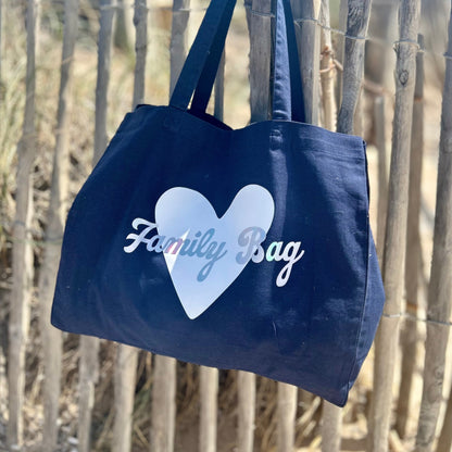 Cadeau fête des mères pratique et utile avec ce sac cabas grand format bleu marine, tendance et orginal, personnalisé à la main à Hyères.